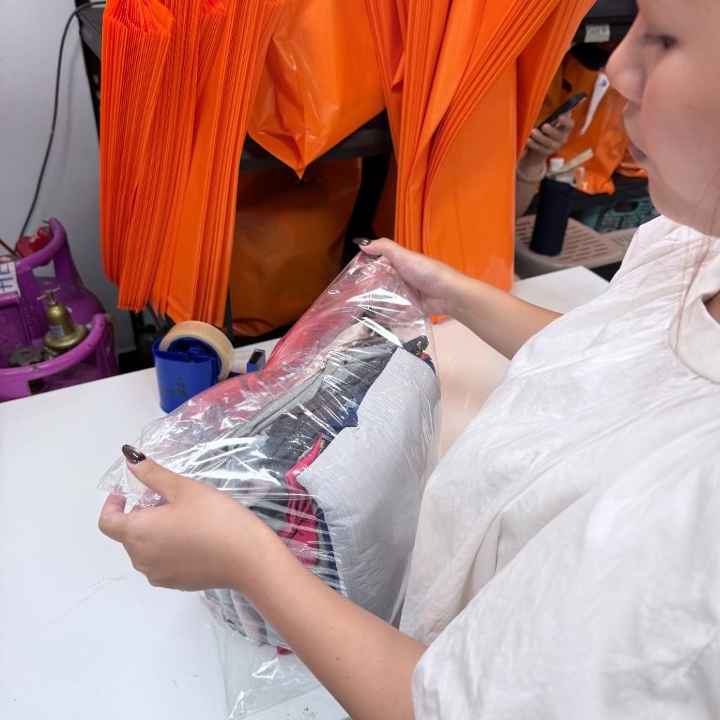 Packaging clean laundry into clear bag